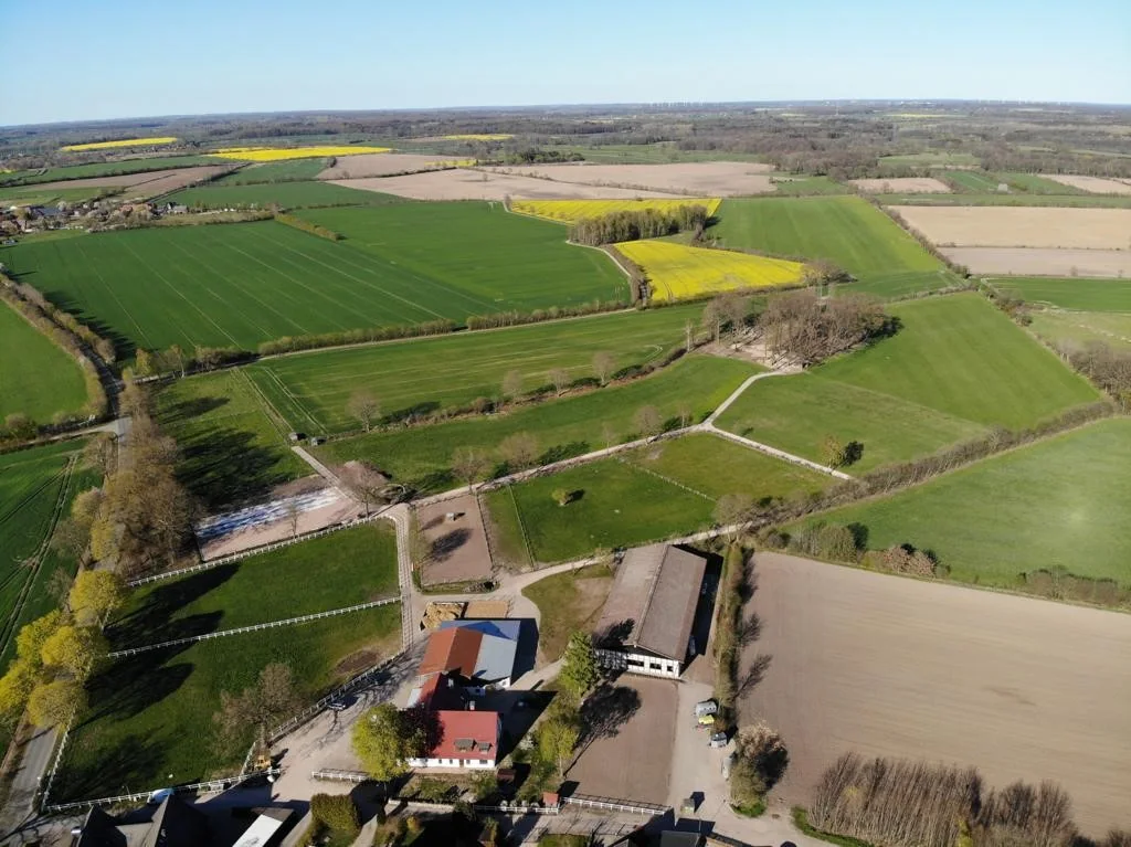 Luftaufnahme des Kätner Hofs mit Gebäuden, Reitflächen und weitläufigen Weiden