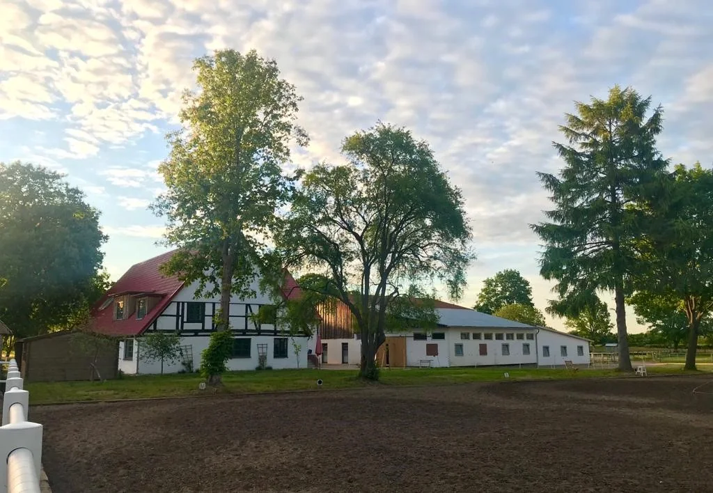 Wohnhaus und Stallgebäude des Kätner Hofs im Abendlicht