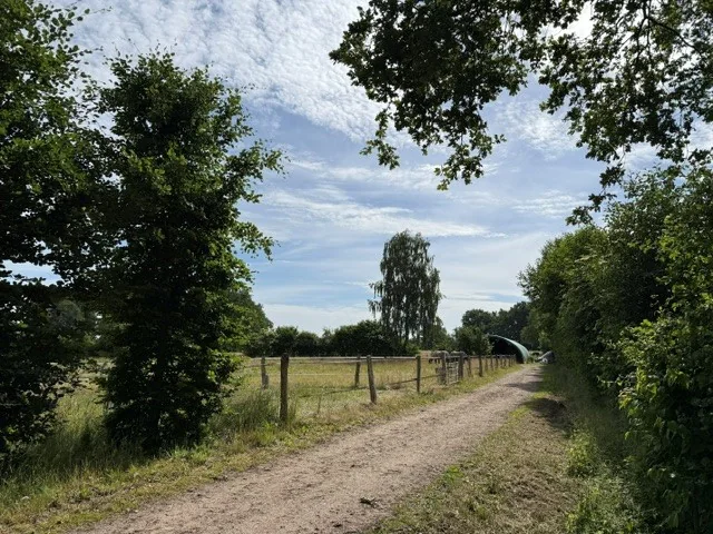 Eingezäunter Hofrundweg entlang der Weiden