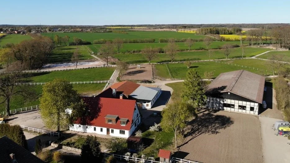 Luftbild des Kätner Hofs mit Gebäuden und angrenzenden Weiden