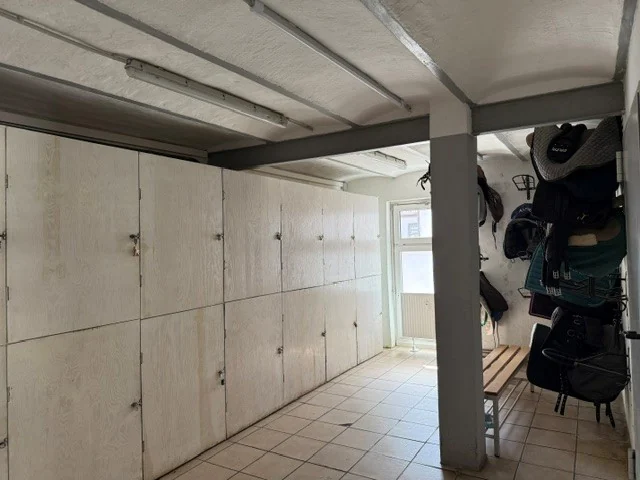 Sattelkammer mit Schränken und Sattelhaltern